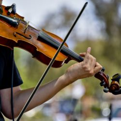 violinist-playing-outdoors-15153397840N9